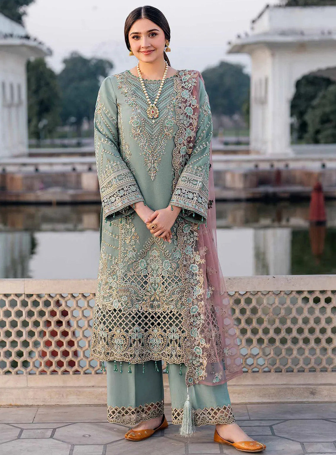 Meeras By Imrozia Embroidered Organza 3 Piece Unstitched Suit IM25MLE D-I-221 ZAMURD Meeras By Imrozia Embroidered Organza 3 Piece Unstitched Suit IM25MLE D-I-221 ZAMURD