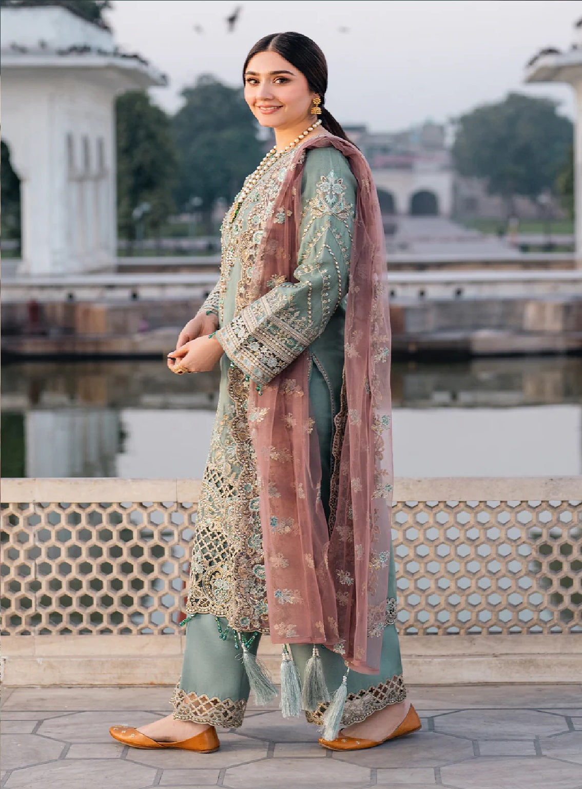 Meeras By Imrozia Embroidered Organza 3 Piece Unstitched Suit IM25MLE D-I-221 ZAMURD Meeras By Imrozia Embroidered Organza 3 Piece Unstitched Suit IM25MLE D-I-221 ZAMURD