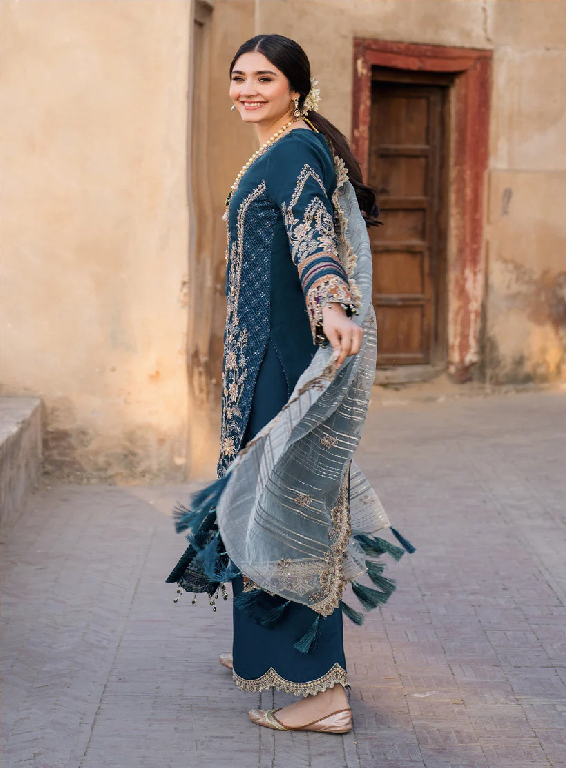 Meeras By Imrozia Embroidered Organza 3 Piece Unstitched Suit IM25MLE D-I-223 NEELAM Meeras By Imrozia Embroidered Organza 3 Piece Unstitched Suit IM25MLE D-I-223 NEELAM