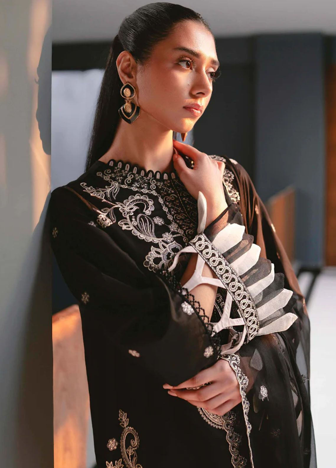 Meraki By Humdum Embroidered Lawn 3 Piece Unstitched Suit HD24M D-06 Meraki By Humdum Embroidered Lawn 3 Piece Unstitched Suit HD24M D-06