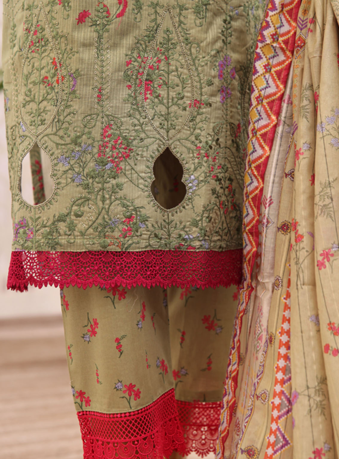 Minakari By Aifa Embroidered Lawn 3 Piece Unstitched Suit AI24M AF-BD-24305 Minakari By Aifa Embroidered Lawn 3 Piece Unstitched Suit AI24M AF-BD-24305