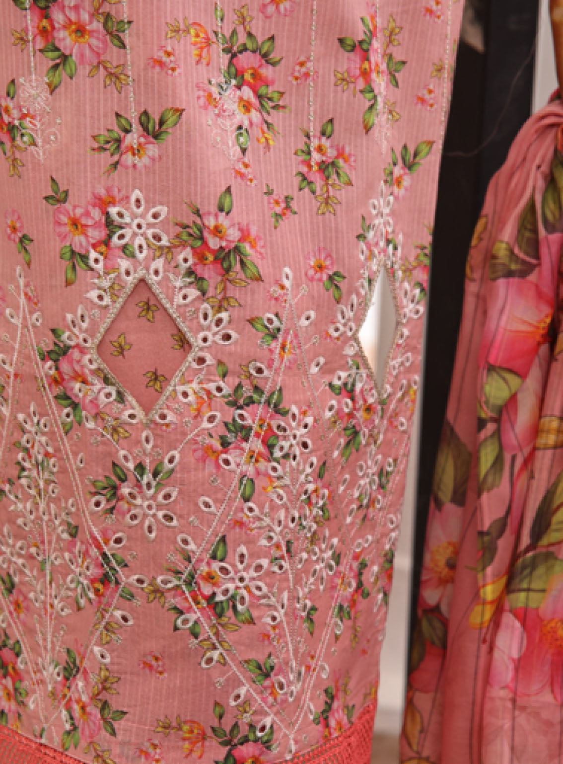 Minakari By Aifa Embroidered Lawn 3 Piece Unstitched Suit AI24M AF-BD-24309 Minakari By Aifa Embroidered Lawn 3 Piece Unstitched Suit AI24M AF-BD-24309