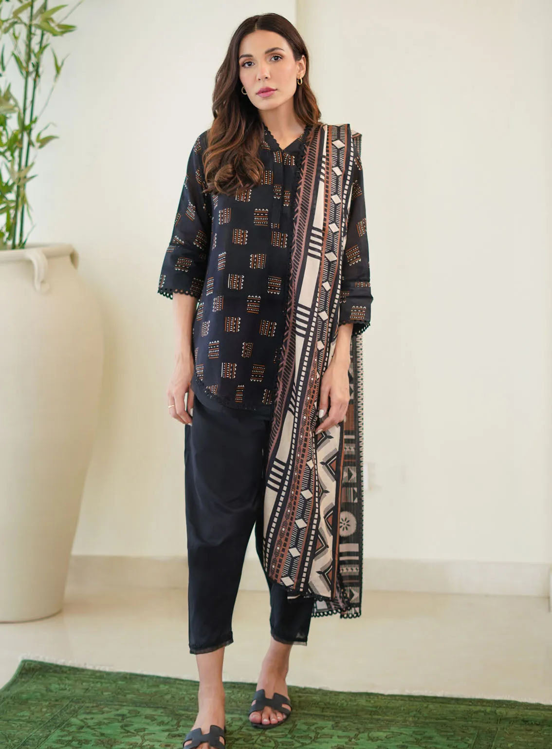Monochrome By Sahar Printed Lawn 3 Piece Unstitched Suit S24M MC-V2-02 Monochrome By Sahar Printed Lawn 3 Piece Unstitched Suit S24M MC-V2-02