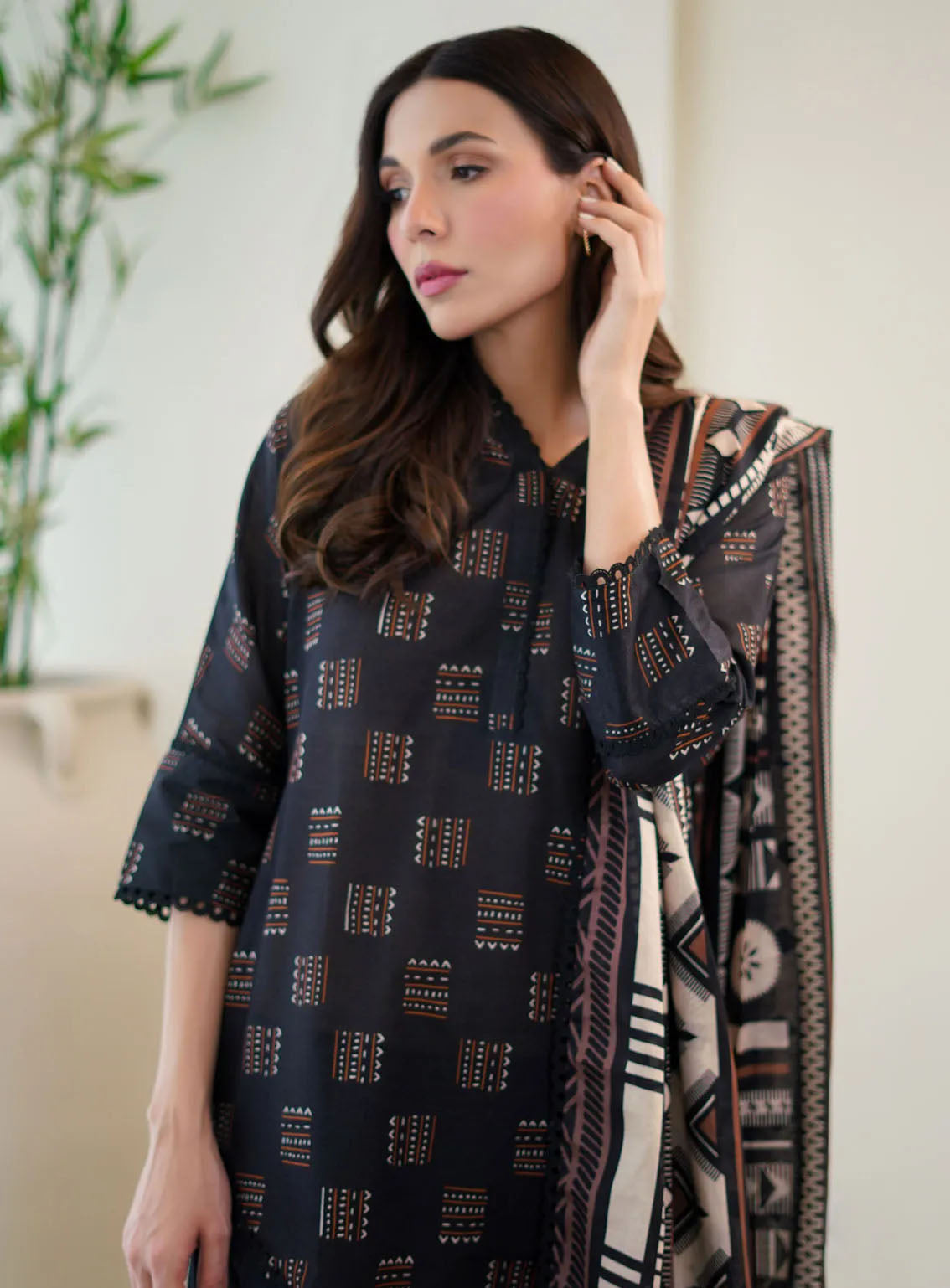 Monochrome By Sahar Printed Lawn 3 Piece Unstitched Suit S24M MC-V2-02 Monochrome By Sahar Printed Lawn 3 Piece Unstitched Suit S24M MC-V2-02