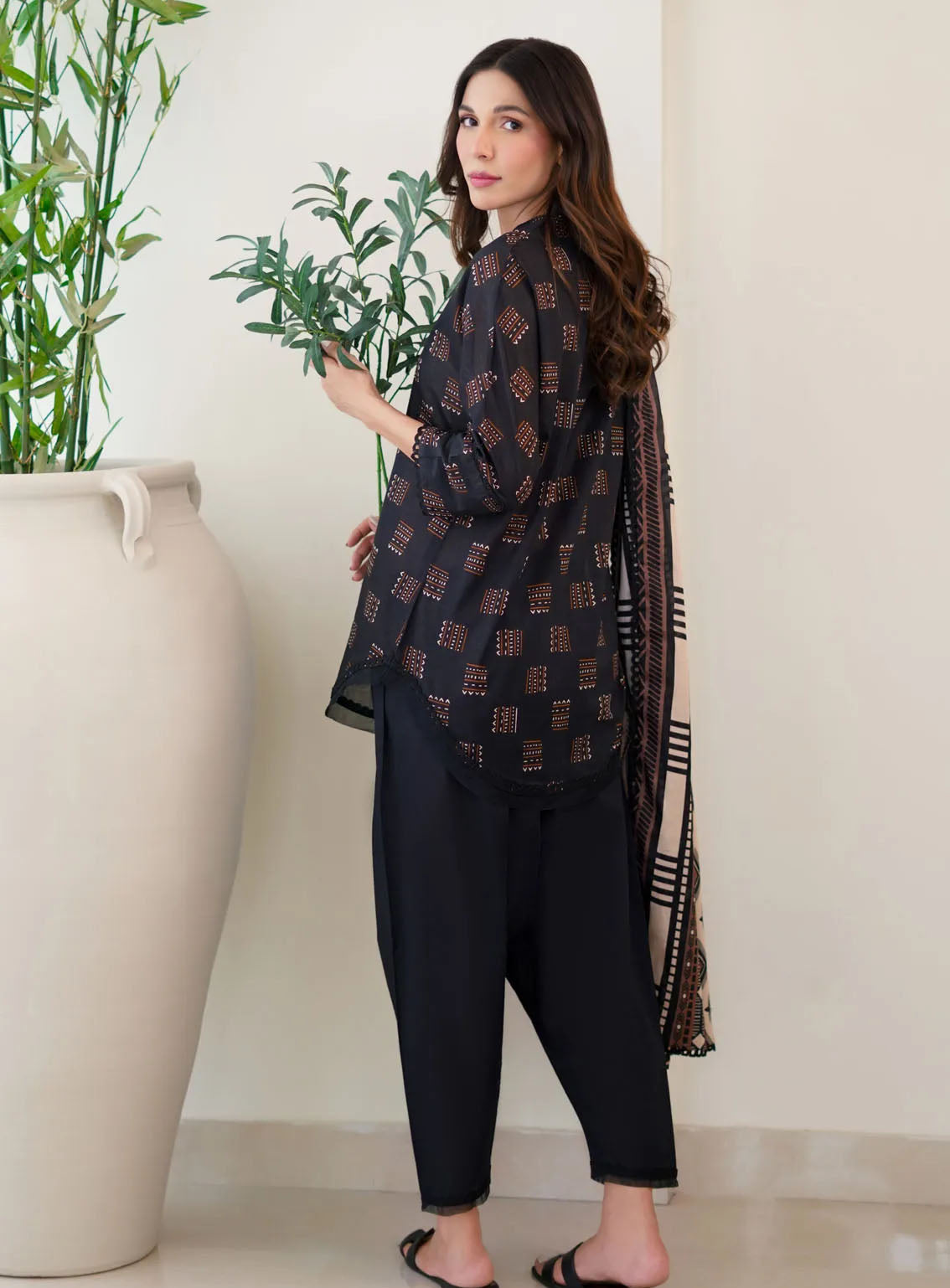 Monochrome By Sahar Printed Lawn 3 Piece Unstitched Suit S24M MC-V2-02 Monochrome By Sahar Printed Lawn 3 Piece Unstitched Suit S24M MC-V2-02