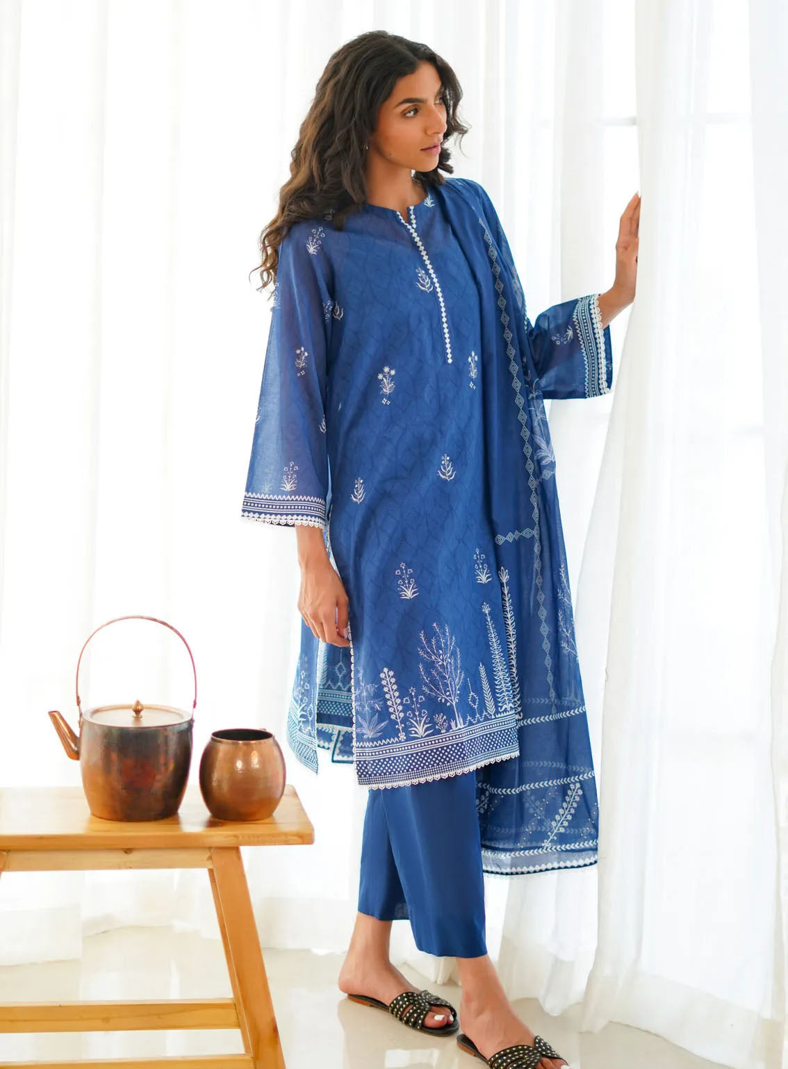 Monochrome By Sahar Printed Lawn 3 Piece Unstitched Suit S24M MC-V2-07 Monochrome By Sahar Printed Lawn 3 Piece Unstitched Suit S24M MC-V2-07