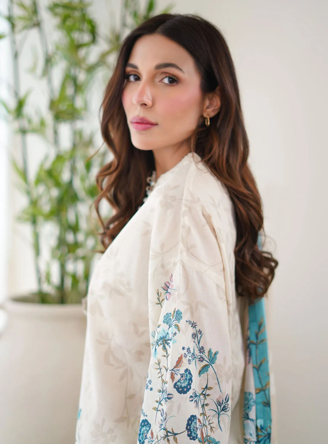 Monochrome By Sahar Printed Lawn 3 Piece Unstitched Suit S24M MC-V2-08 Monochrome By Sahar Printed Lawn 3 Piece Unstitched Suit S24M MC-V2-08