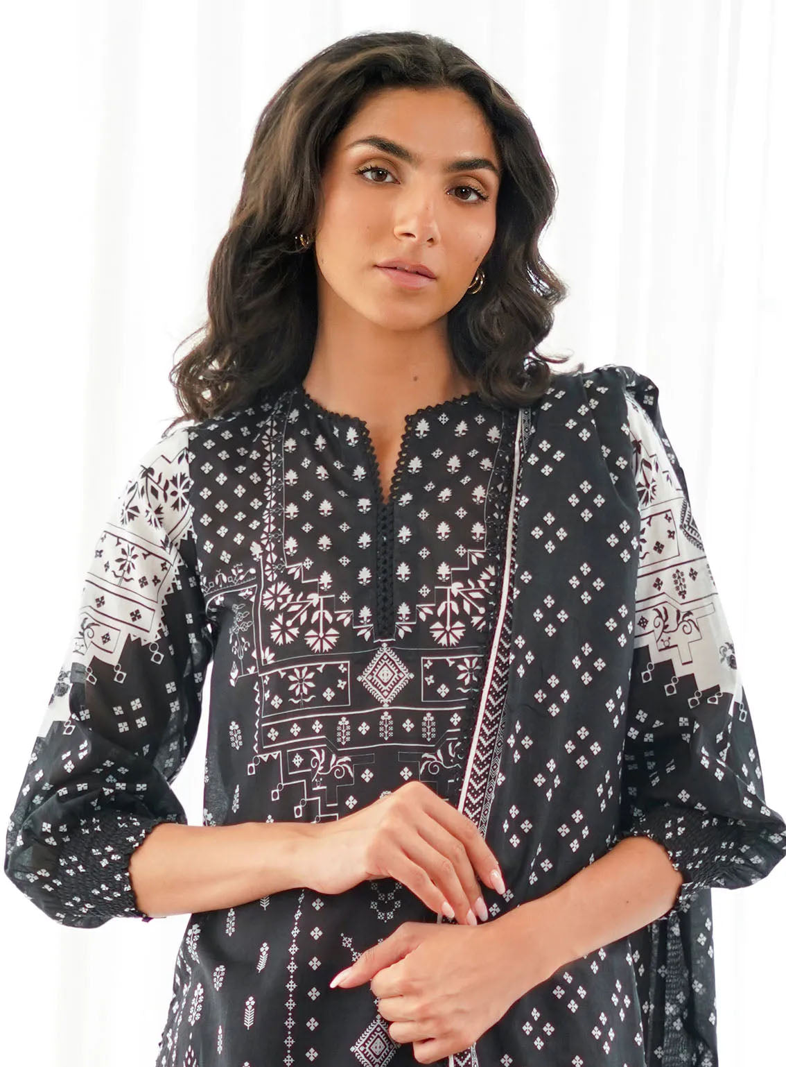 Monochrome By Sahar Printed Lawn 3 Piece Unstitched Suit S24M MC-V2-09 Monochrome By Sahar Printed Lawn 3 Piece Unstitched Suit S24M MC-V2-09