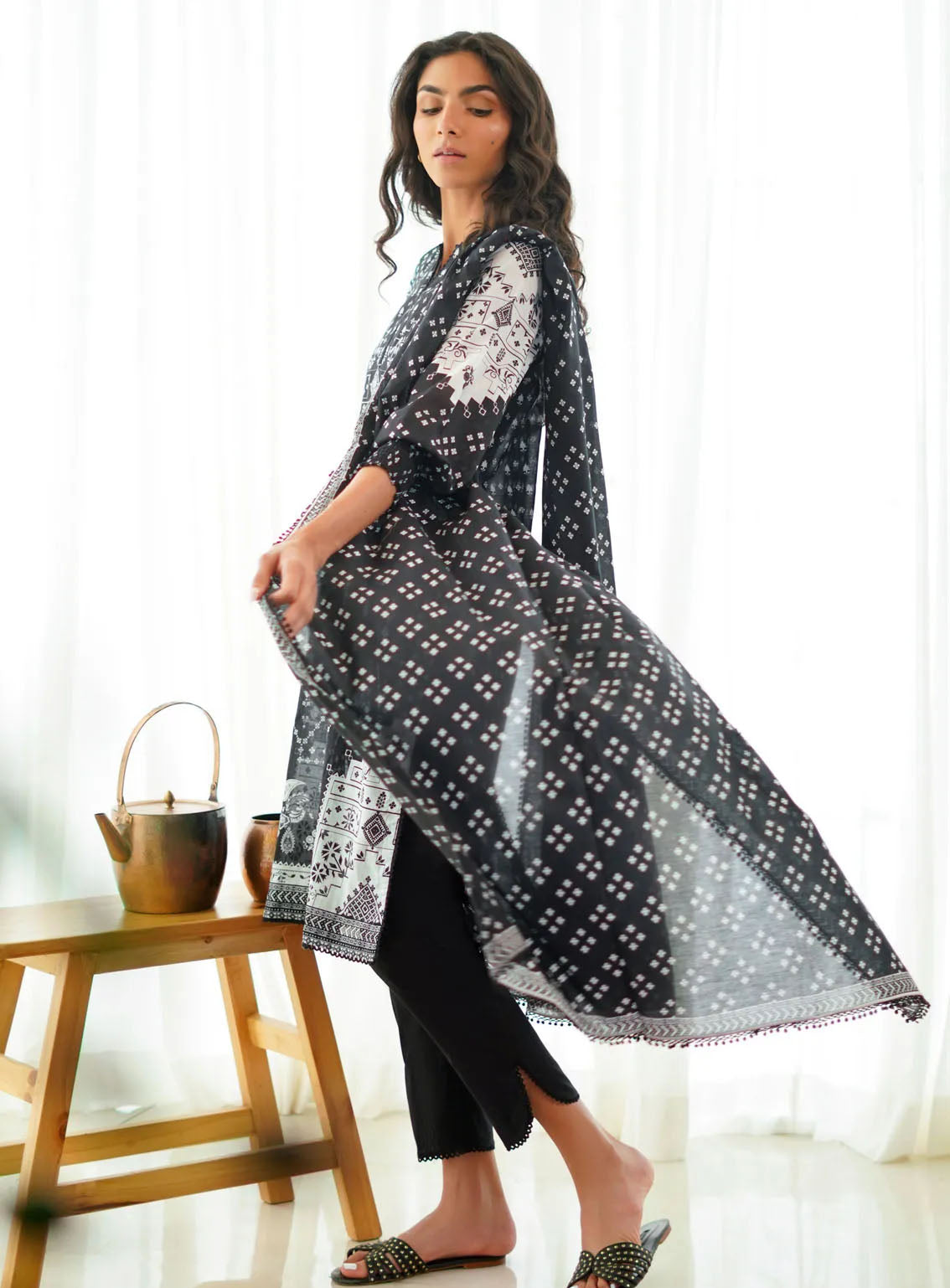 Monochrome By Sahar Printed Lawn 3 Piece Unstitched Suit S24M MC-V2-09 Monochrome By Sahar Printed Lawn 3 Piece Unstitched Suit S24M MC-V2-09