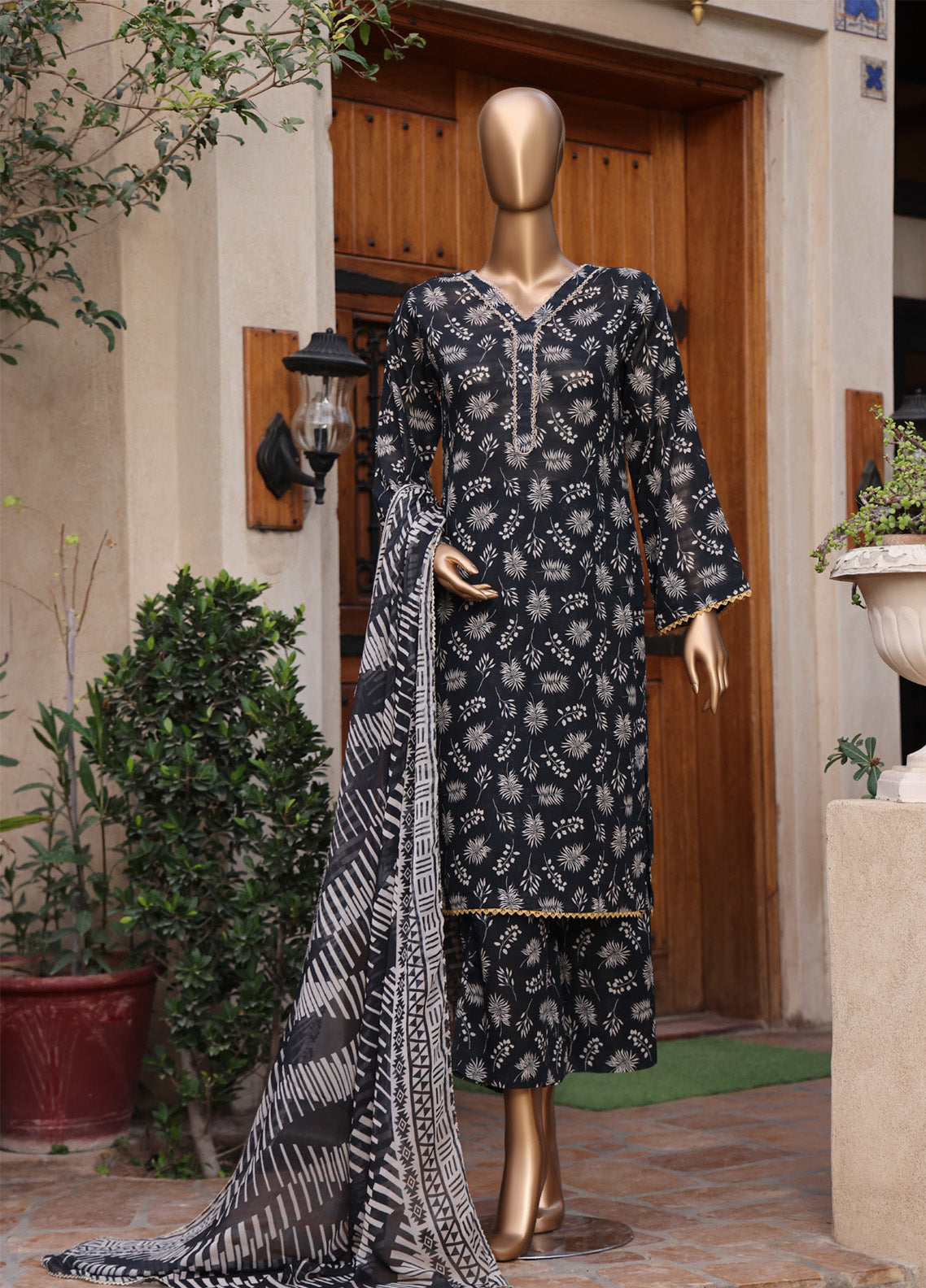 Monochrome By Schick Digital Printed Lawn 3 Piece Unstitched Suit SDH25MV12 AD-04 Monochrome By Schick Digital Printed Lawn 3 Piece Unstitched Suit SDH25MV12 AD-04