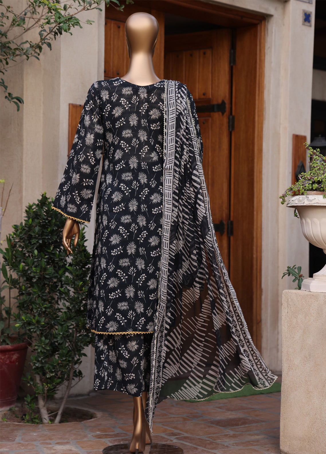 Monochrome By Schick Digital Printed Lawn 3 Piece Unstitched Suit SDH25MV12 AD-04 Monochrome By Schick Digital Printed Lawn 3 Piece Unstitched Suit SDH25MV12 AD-04