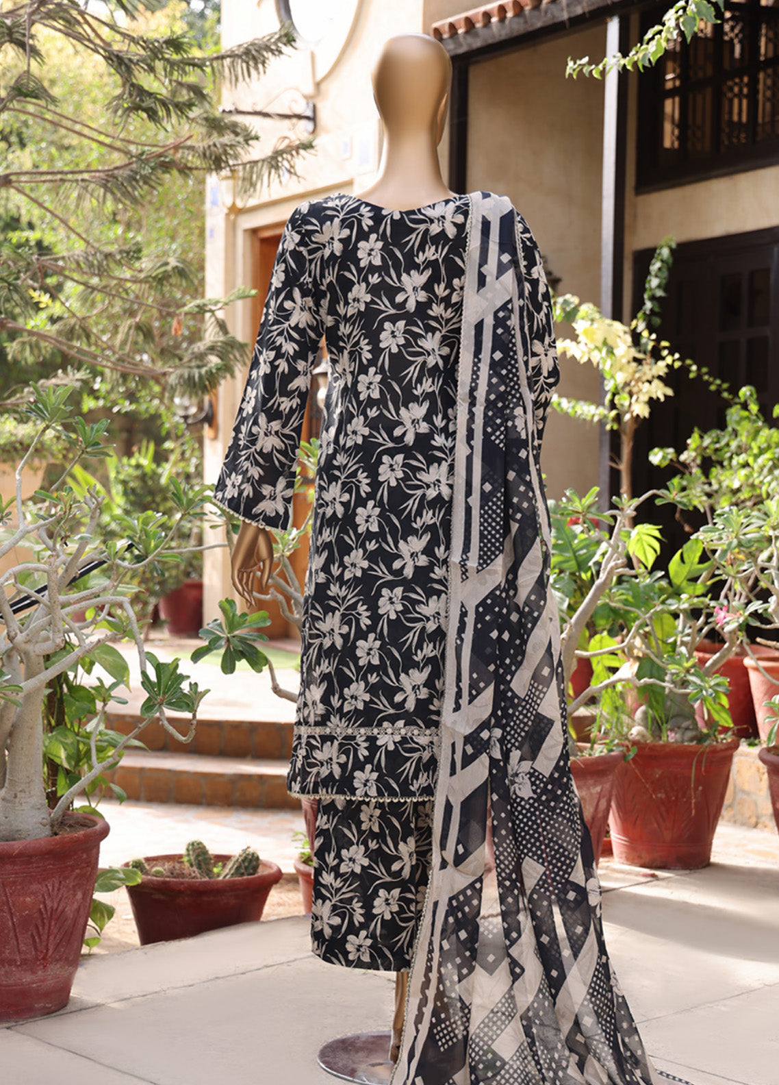 Monochrome By Schick Digital Printed Lawn 3 Piece Unstitched Suit SDH25MV12 AD-08 Monochrome By Schick Digital Printed Lawn 3 Piece Unstitched Suit SDH25MV12 AD-08