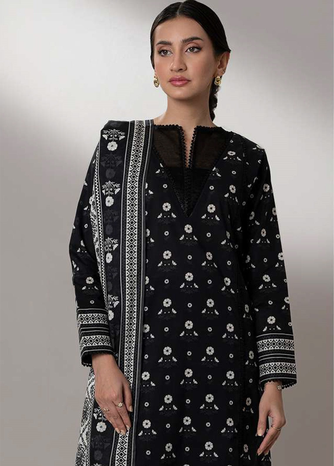 Monochrome By Zellbury Printed Lawn 2 Piece Unstitched Suit WUS25X20407 Monochrome By Zellbury Printed Lawn 2 Piece Unstitched Suit WUS25X20407