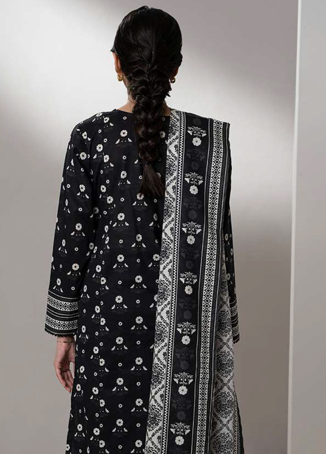 Monochrome By Zellbury Printed Lawn 2 Piece Unstitched Suit WUS25X20407 Monochrome By Zellbury Printed Lawn 2 Piece Unstitched Suit WUS25X20407
