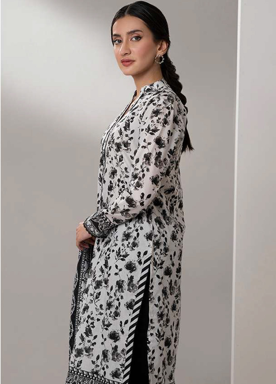 Monochrome By Zellbury Printed Lawn 2 Piece Unstitched Suit WUS25X20411 Monochrome By Zellbury Printed Lawn 2 Piece Unstitched Suit WUS25X20411