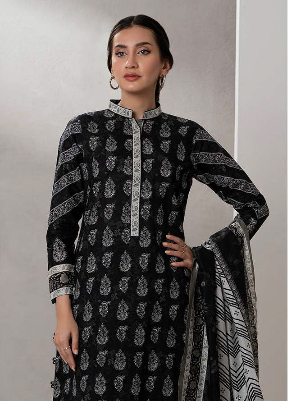 Monochrome By Zellbury Printed Lawn 2 Piece Unstitched Suit WUS25X20477 Monochrome By Zellbury Printed Lawn 2 Piece Unstitched Suit WUS25X20477