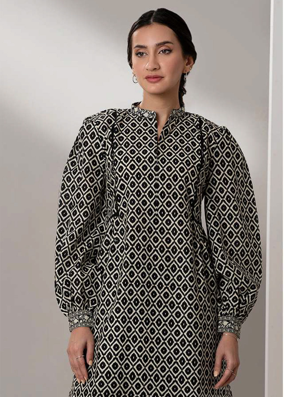 Monochrome By Zellbury Printed Lawn 2 Piece Unstitched Suit WUS25X20553 Monochrome By Zellbury Printed Lawn 2 Piece Unstitched Suit WUS25X20553