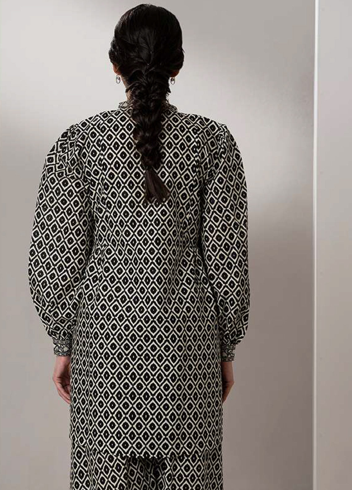 Monochrome By Zellbury Printed Lawn 2 Piece Unstitched Suit WUS25X20553 Monochrome By Zellbury Printed Lawn 2 Piece Unstitched Suit WUS25X20553