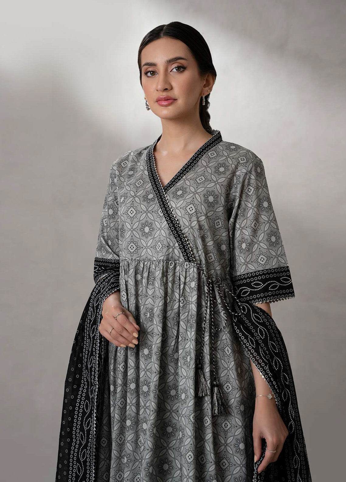 Monochrome By Zellbury Printed Lawn 2 Piece Unstitched Suit WUS25X20622 Monochrome By Zellbury Printed Lawn 2 Piece Unstitched Suit WUS25X20622