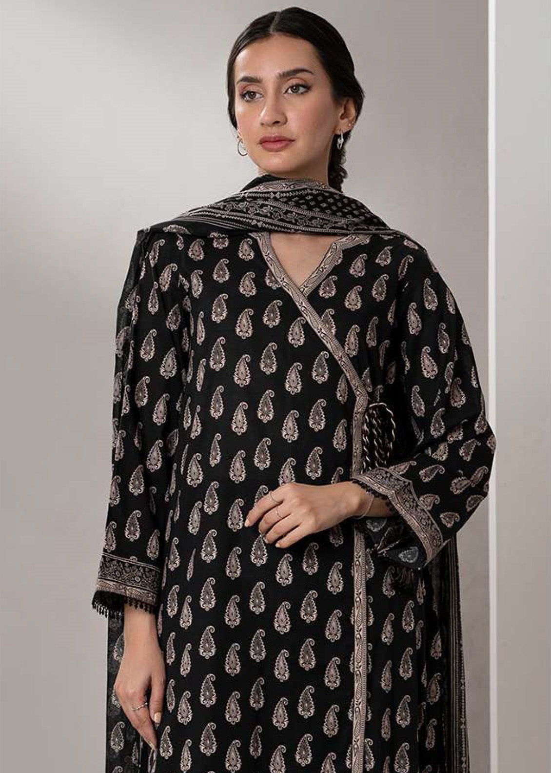 Monochrome By Zellbury Printed Lawn 2 Piece Unstitched Suit WUS25X20624 Monochrome By Zellbury Printed Lawn 2 Piece Unstitched Suit WUS25X20624