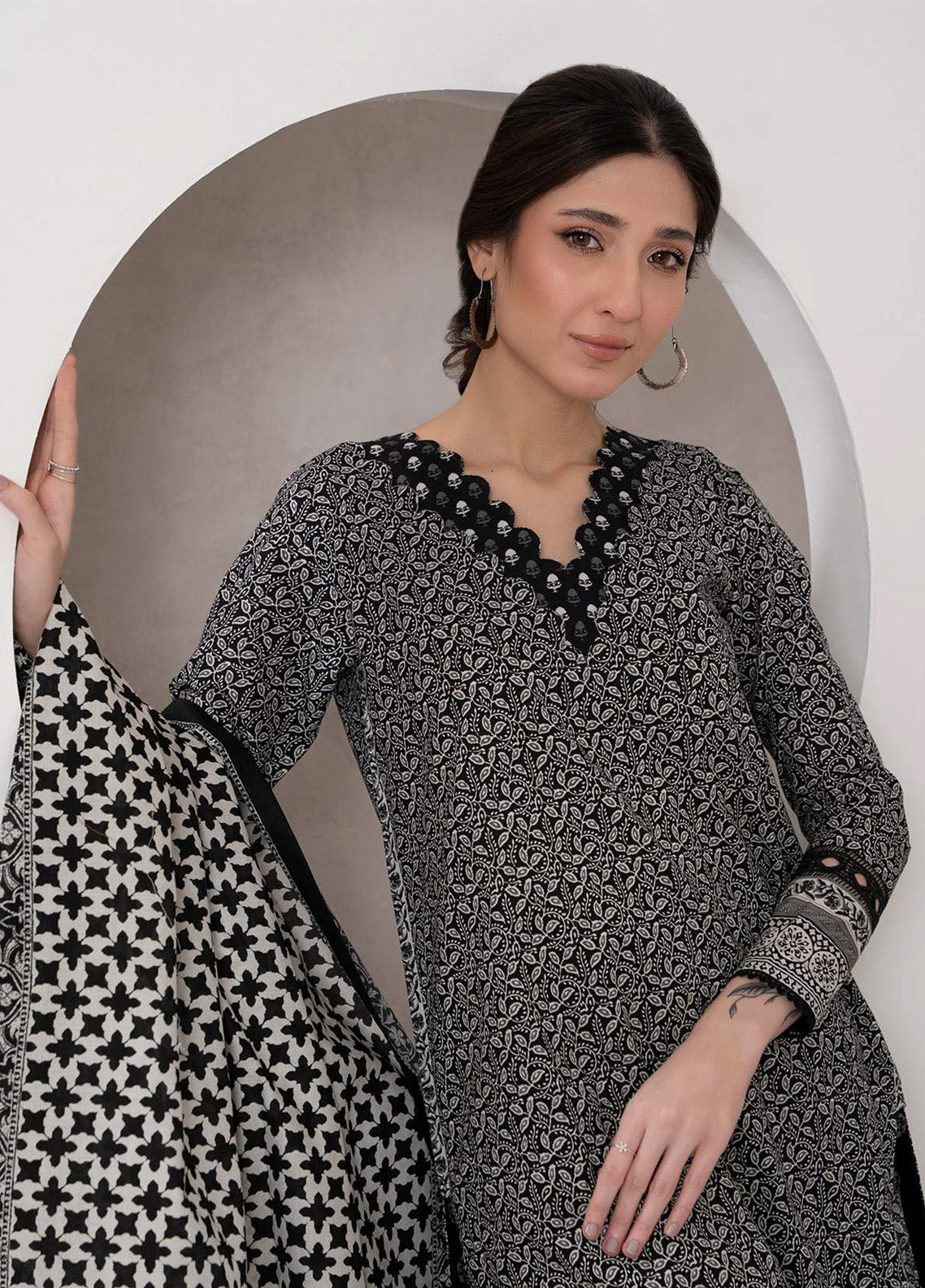 Monochrome By Zellbury Printed Lawn 3 Piece Unstitched Suit WUS25X30451 Monochrome By Zellbury Printed Lawn 3 Piece Unstitched Suit WUS25X30451