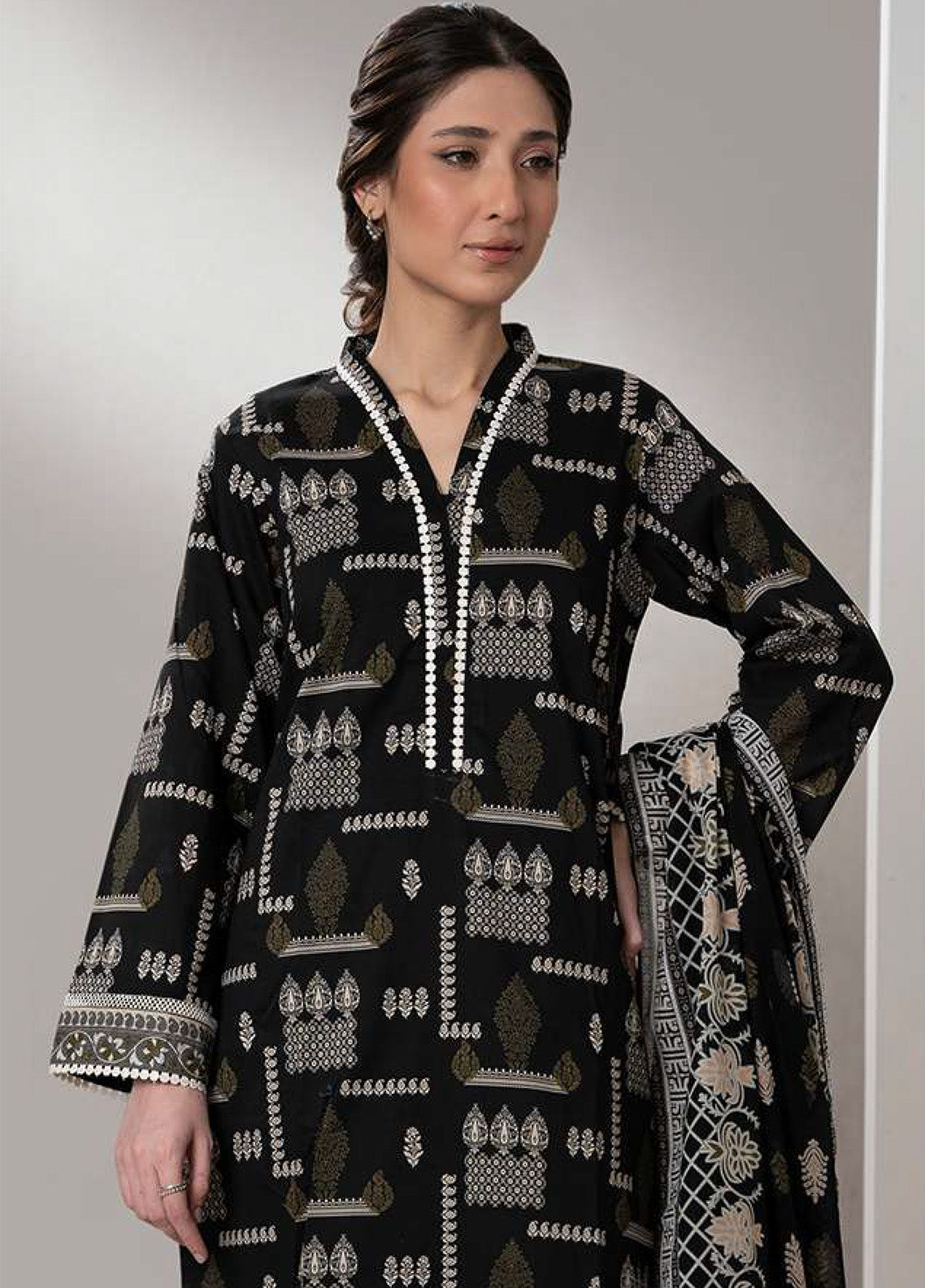 Monochrome By Zellbury Printed Lawn 3 Piece Unstitched Suit WUS25X30570 Monochrome By Zellbury Printed Lawn 3 Piece Unstitched Suit WUS25X30570