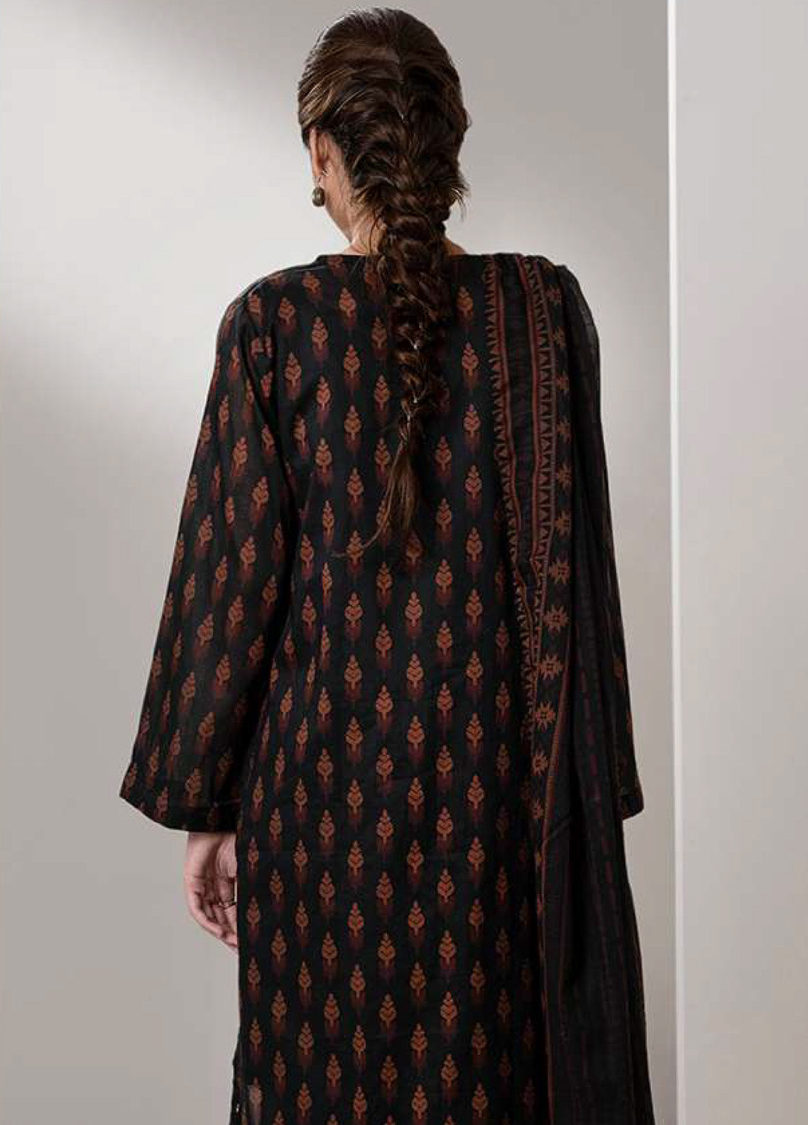Monochrome By Zellbury Printed Lawn 3 Piece Unstitched Suit WUS25X30578 Monochrome By Zellbury Printed Lawn 3 Piece Unstitched Suit WUS25X30578