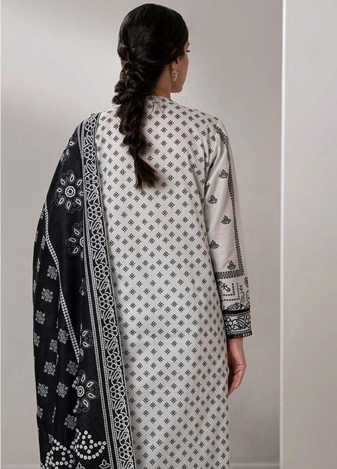 Monochrome By Zellbury Printed Lawn 3 Piece Unstitched Suit WUS25X30646 Monochrome By Zellbury Printed Lawn 3 Piece Unstitched Suit WUS25X30646