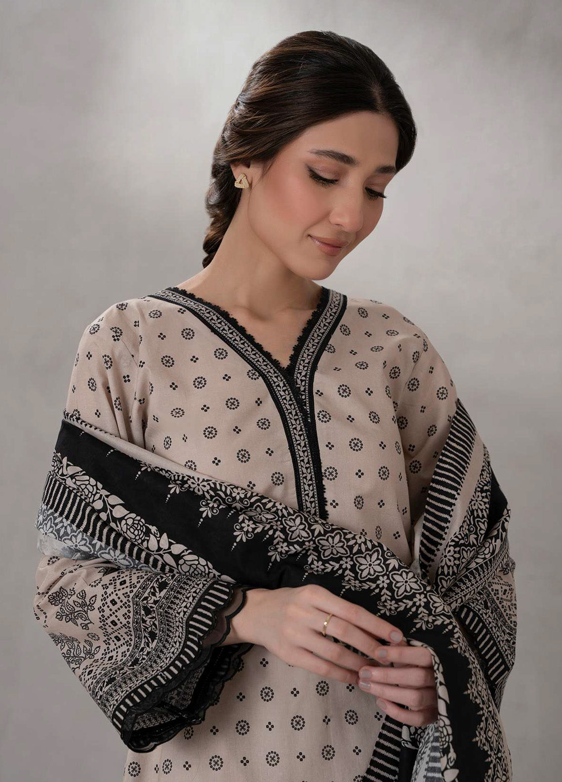 Monochrome By Zellbury Printed Lawn 3 Piece Unstitched Suit WUS25X30649 Monochrome By Zellbury Printed Lawn 3 Piece Unstitched Suit WUS25X30649