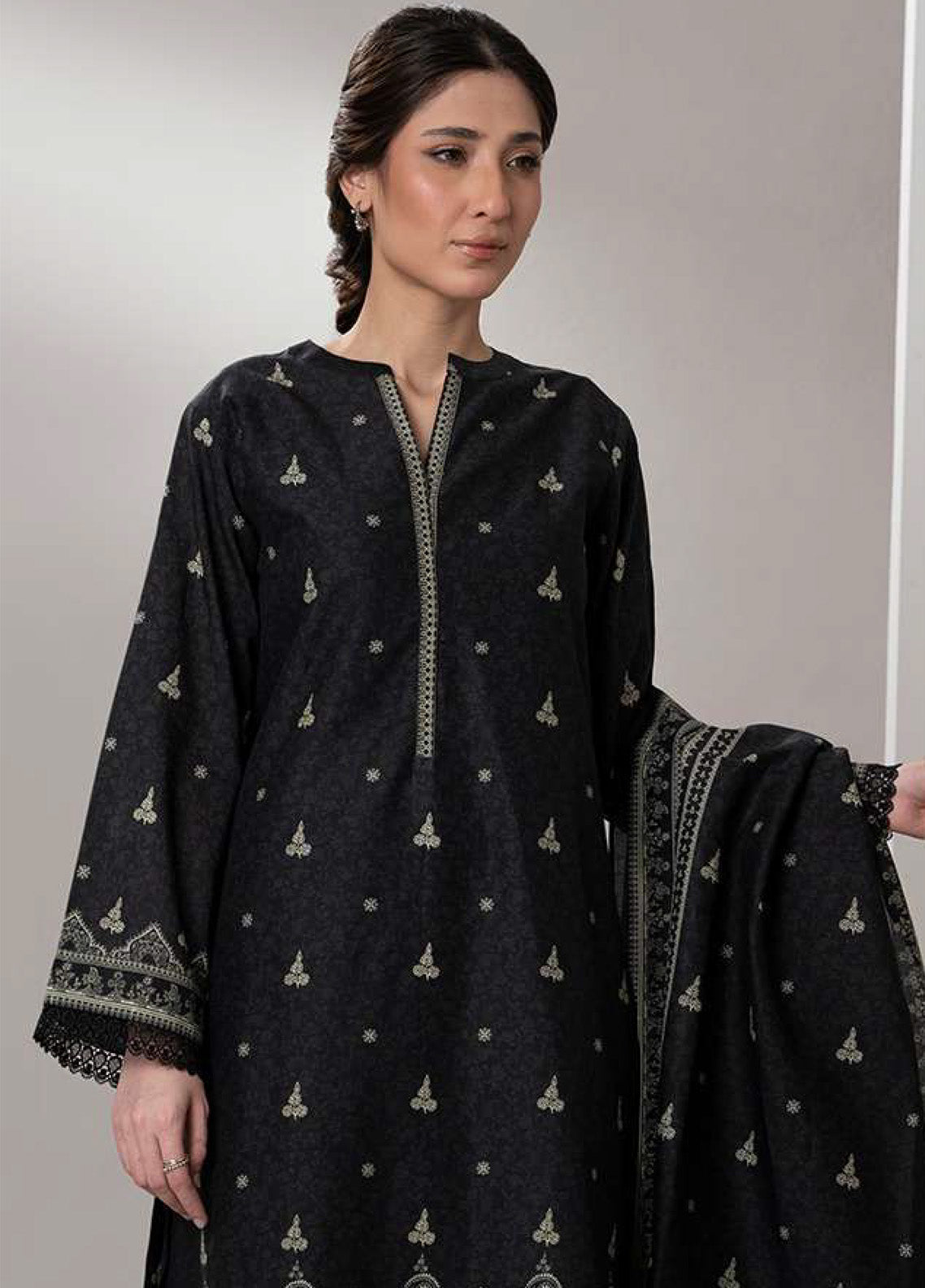 Monochrome By Zellbury Printed Lawn 3 Piece Unstitched Suit WUS25X30654 Monochrome By Zellbury Printed Lawn 3 Piece Unstitched Suit WUS25X30654