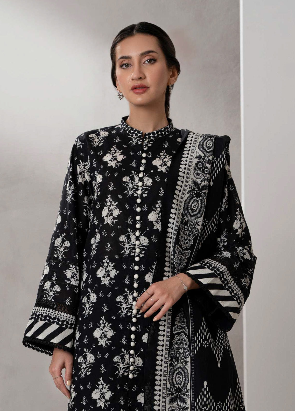 Monochrome By Zellbury Printed Lawn 3 Piece Unstitched Suit WUS25X30657 Monochrome By Zellbury Printed Lawn 3 Piece Unstitched Suit WUS25X30657