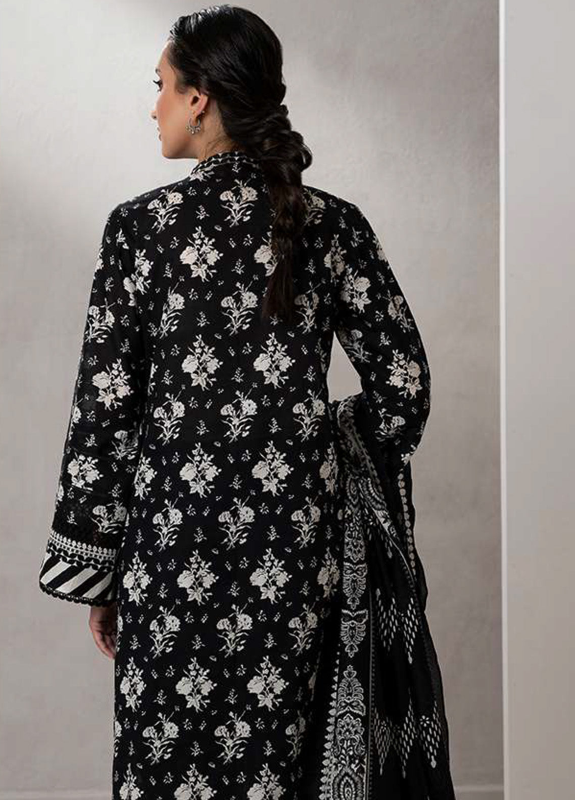 Monochrome By Zellbury Printed Lawn 3 Piece Unstitched Suit WUS25X30657 Monochrome By Zellbury Printed Lawn 3 Piece Unstitched Suit WUS25X30657