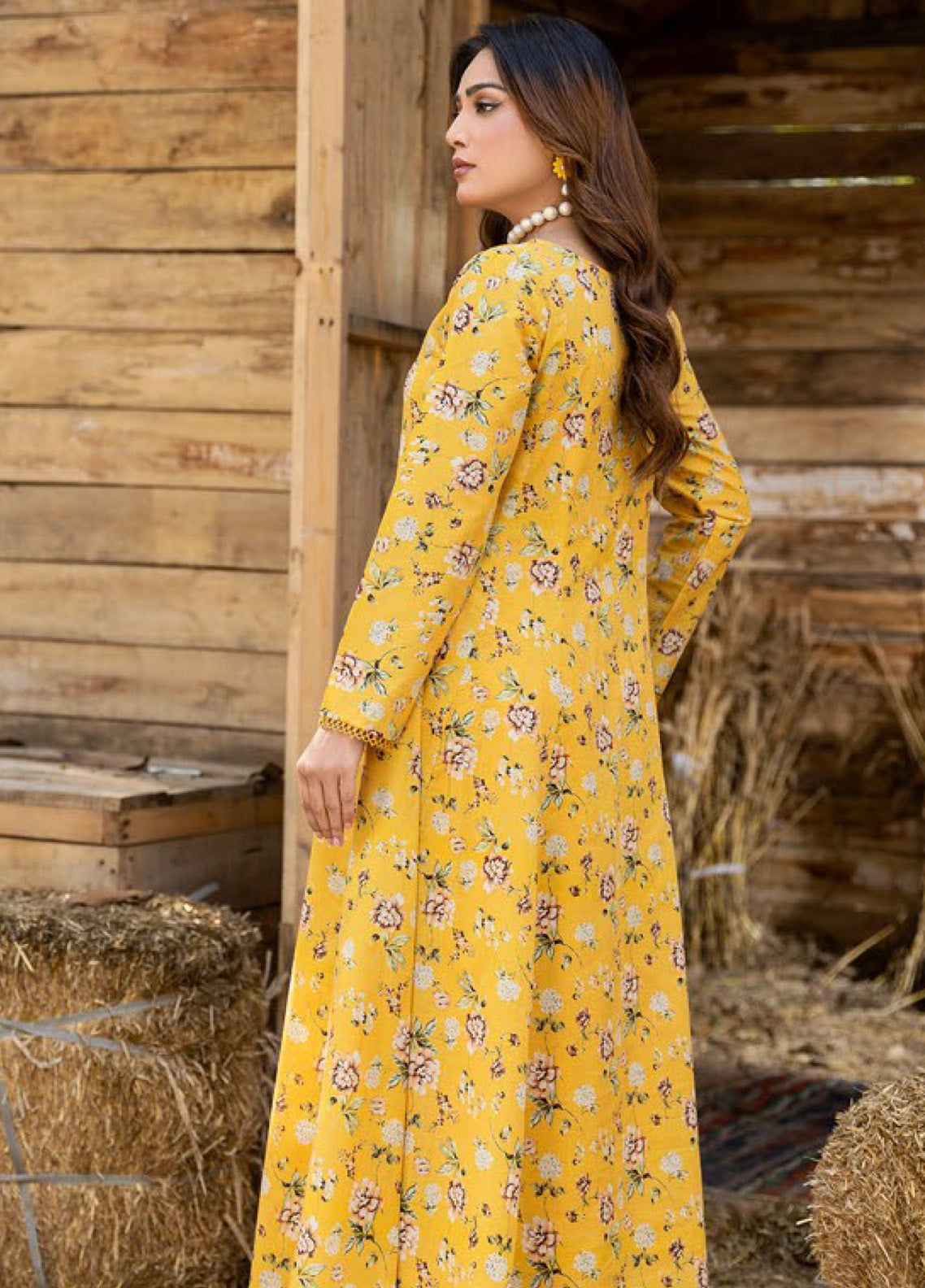 Motifz Classics Printed Lawn 2 Piece Unstitched Suit MT25C2P D-04 Motifz Classics Printed Lawn 2 Piece Unstitched Suit MT25C2P D-04