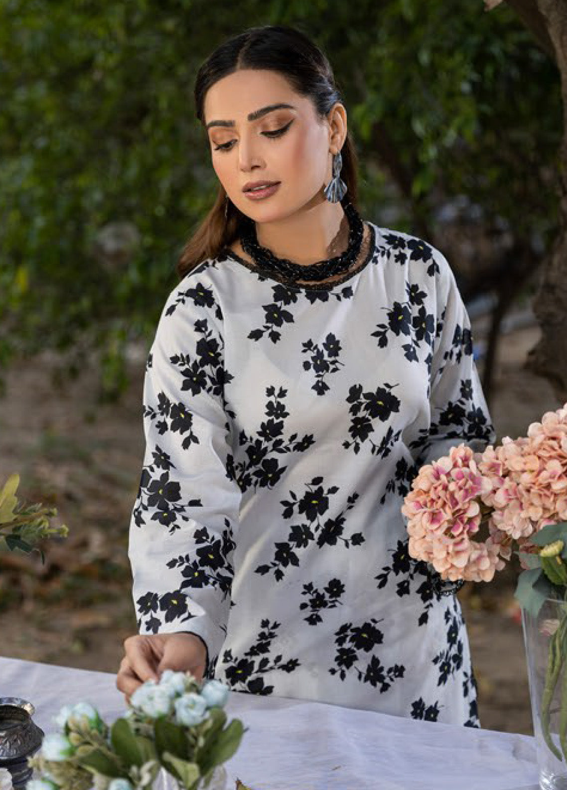 Motifz Classics Printed Lawn 2 Piece Unstitched Suit MT25C2P D-10 Motifz Classics Printed Lawn 2 Piece Unstitched Suit MT25C2P D-10