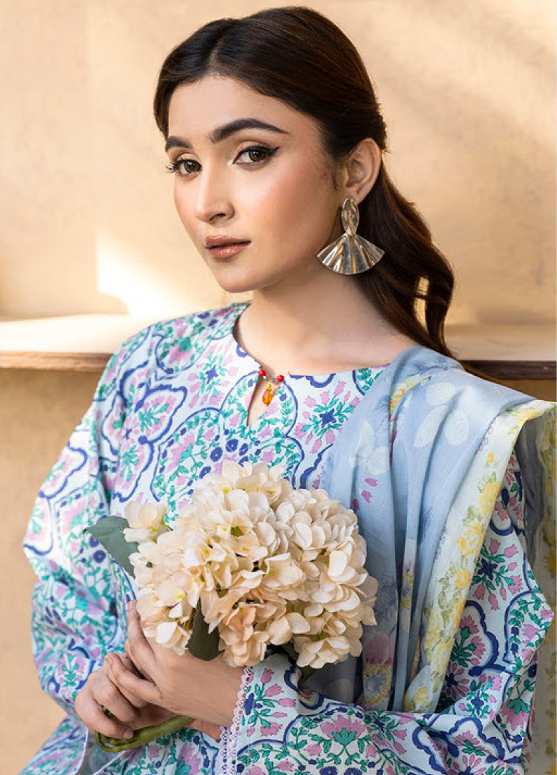 Motifz Classics Printed Lawn 3 Piece Unstitched Suit MT25CV2 D-09 Motifz Classics Printed Lawn 3 Piece Unstitched Suit MT25CV2 D-09
