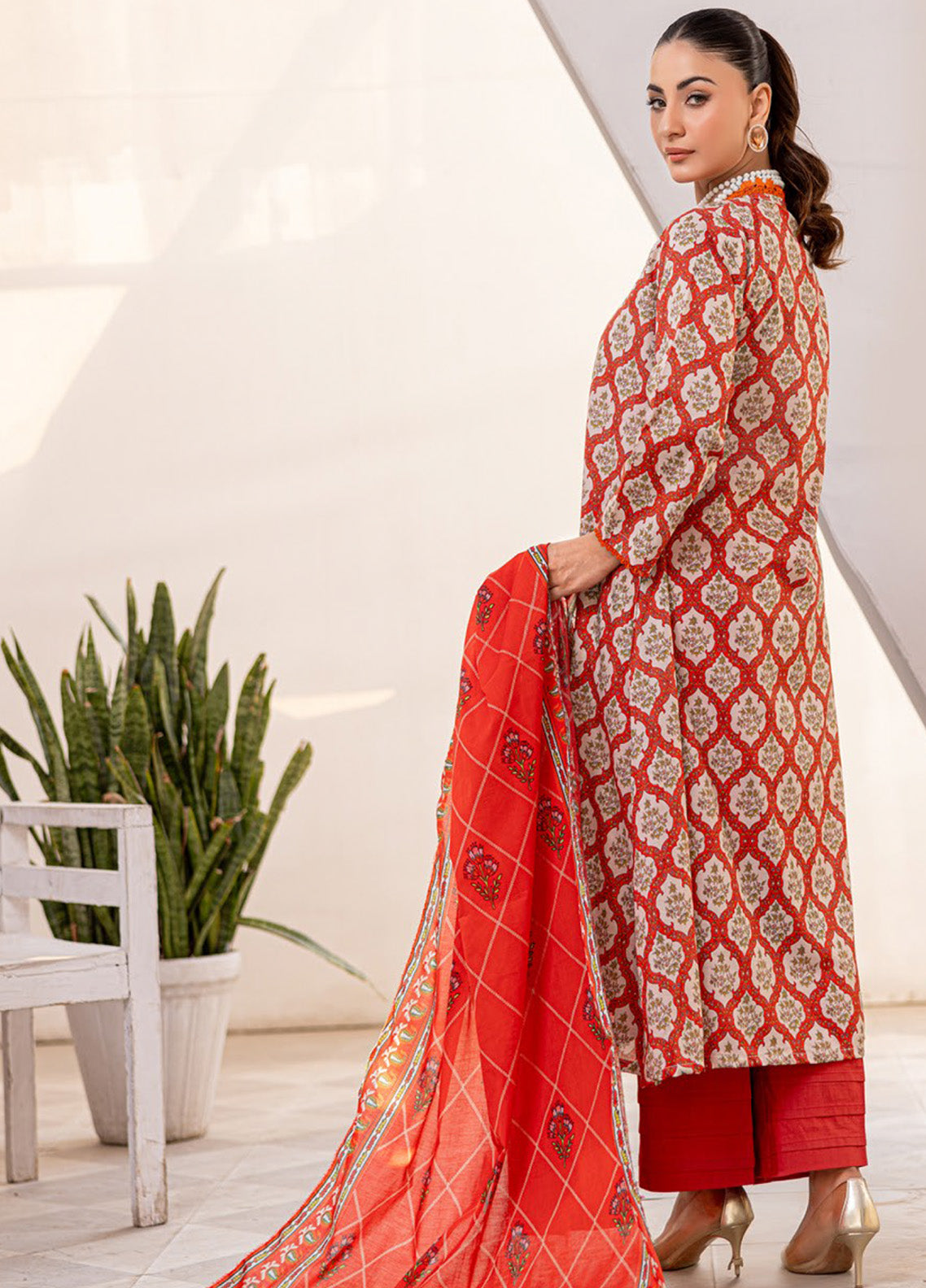 Motifz Classics Printed Lawn 3 Piece Unstitched Suit MT25CV3 D-01 Motifz Classics Printed Lawn 3 Piece Unstitched Suit MT25CV3 D-01