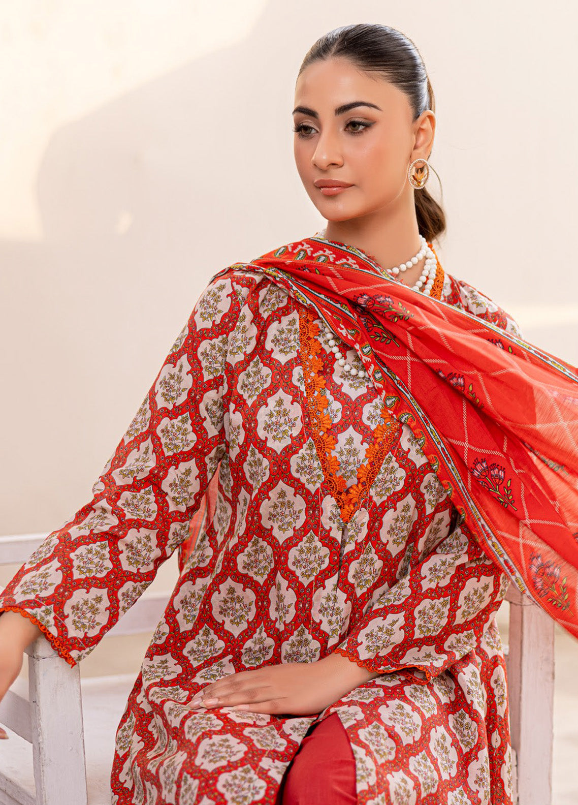 Motifz Classics Printed Lawn 3 Piece Unstitched Suit MT25CV3 D-01 Motifz Classics Printed Lawn 3 Piece Unstitched Suit MT25CV3 D-01