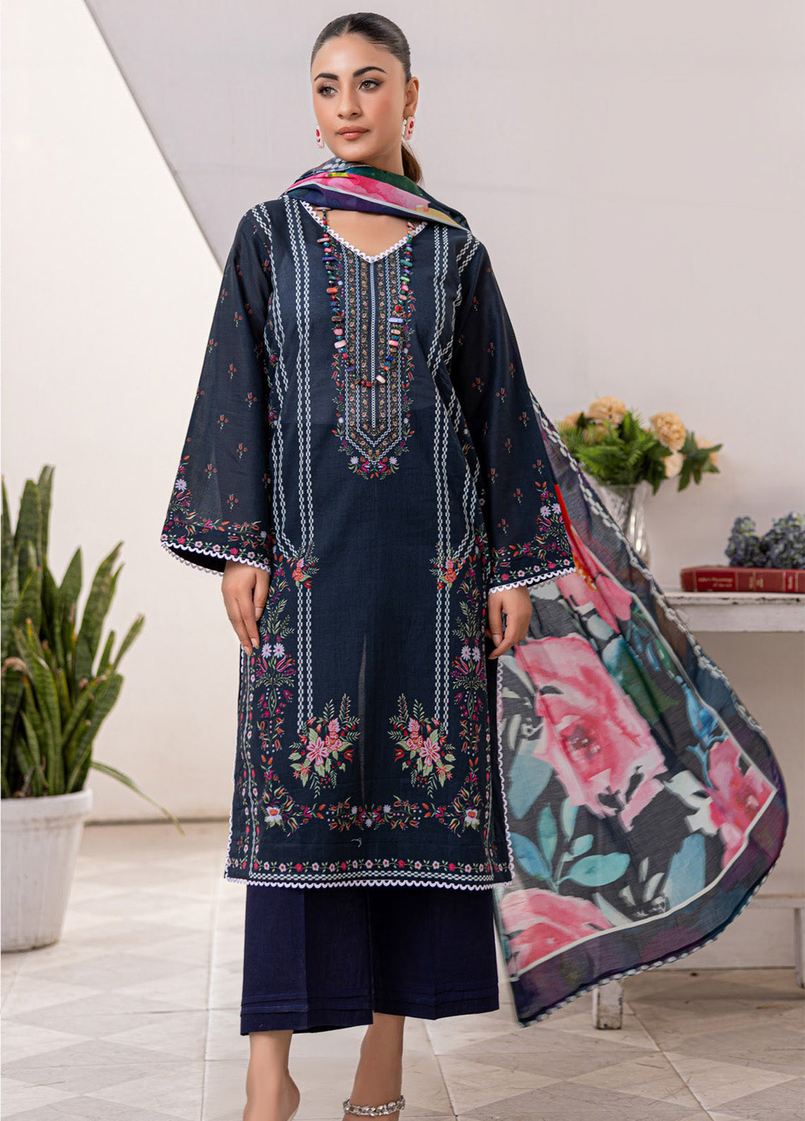 Motifz Classics Printed Lawn 3 Piece Unstitched Suit MT25CV3 D-02 Motifz Classics Printed Lawn 3 Piece Unstitched Suit MT25CV3 D-02