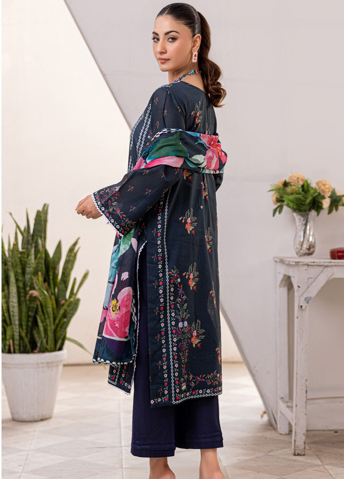 Motifz Classics Printed Lawn 3 Piece Unstitched Suit MT25CV3 D-02 Motifz Classics Printed Lawn 3 Piece Unstitched Suit MT25CV3 D-02