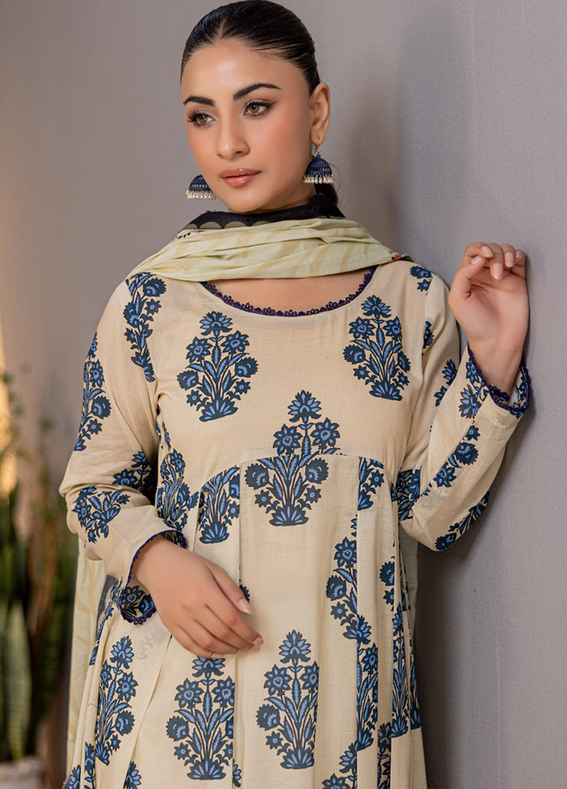 Motifz Classics Printed Lawn 3 Piece Unstitched Suit MT25CV3 D-04 Motifz Classics Printed Lawn 3 Piece Unstitched Suit MT25CV3 D-04