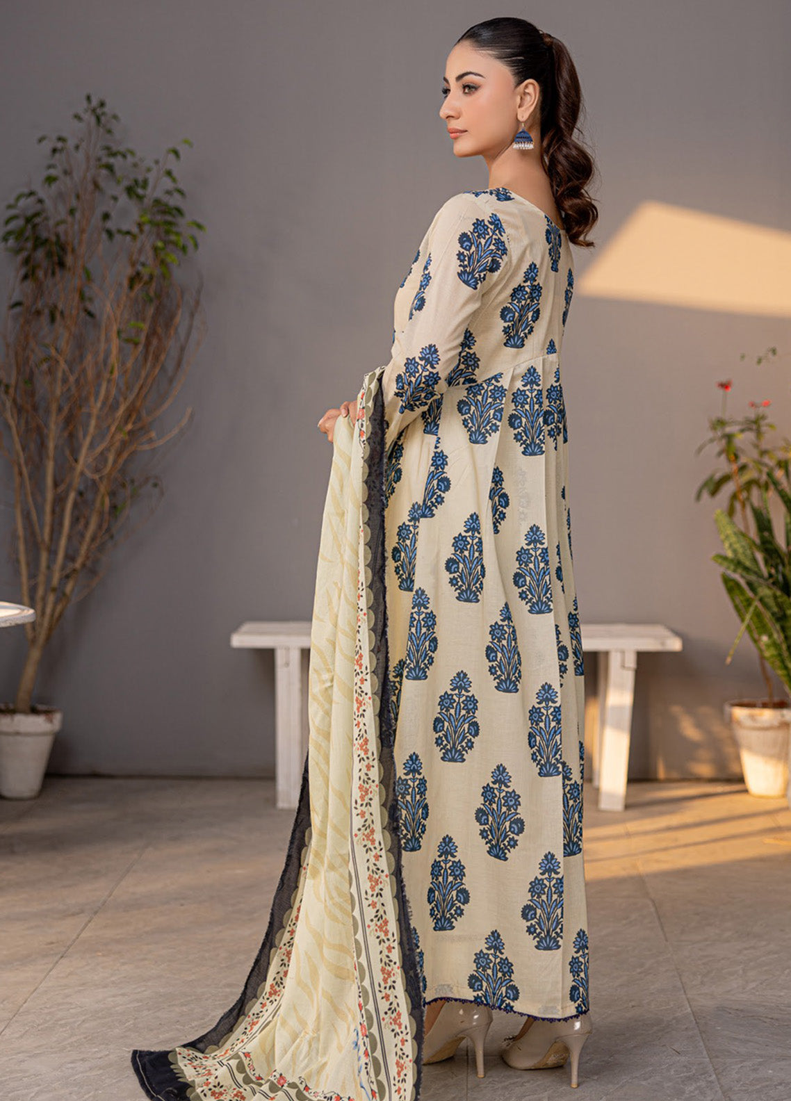 Motifz Classics Printed Lawn 3 Piece Unstitched Suit MT25CV3 D-04 Motifz Classics Printed Lawn 3 Piece Unstitched Suit MT25CV3 D-04