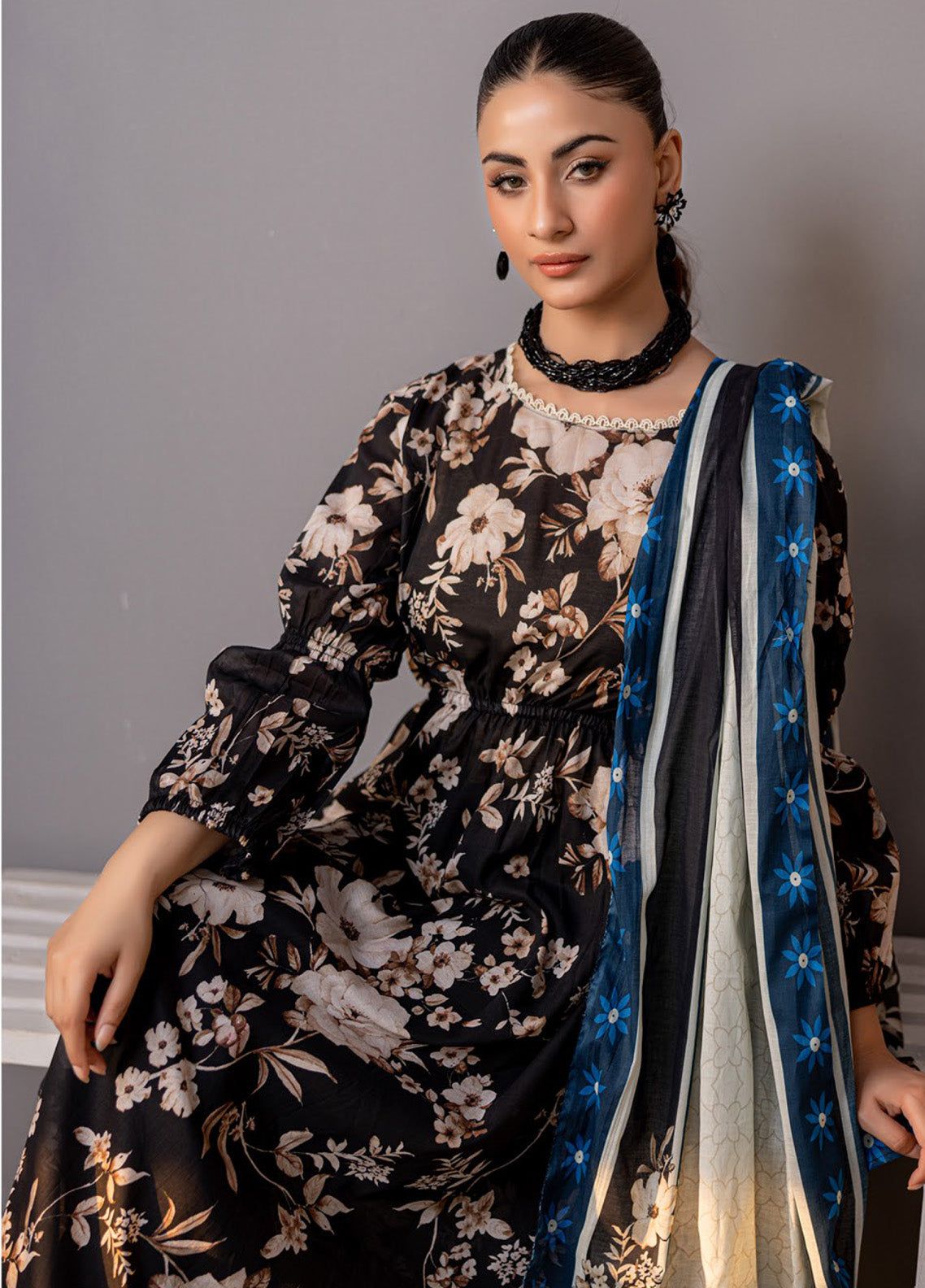 Motifz Classics Printed Lawn 3 Piece Unstitched Suit MT25CV3 D-05 Motifz Classics Printed Lawn 3 Piece Unstitched Suit MT25CV3 D-05
