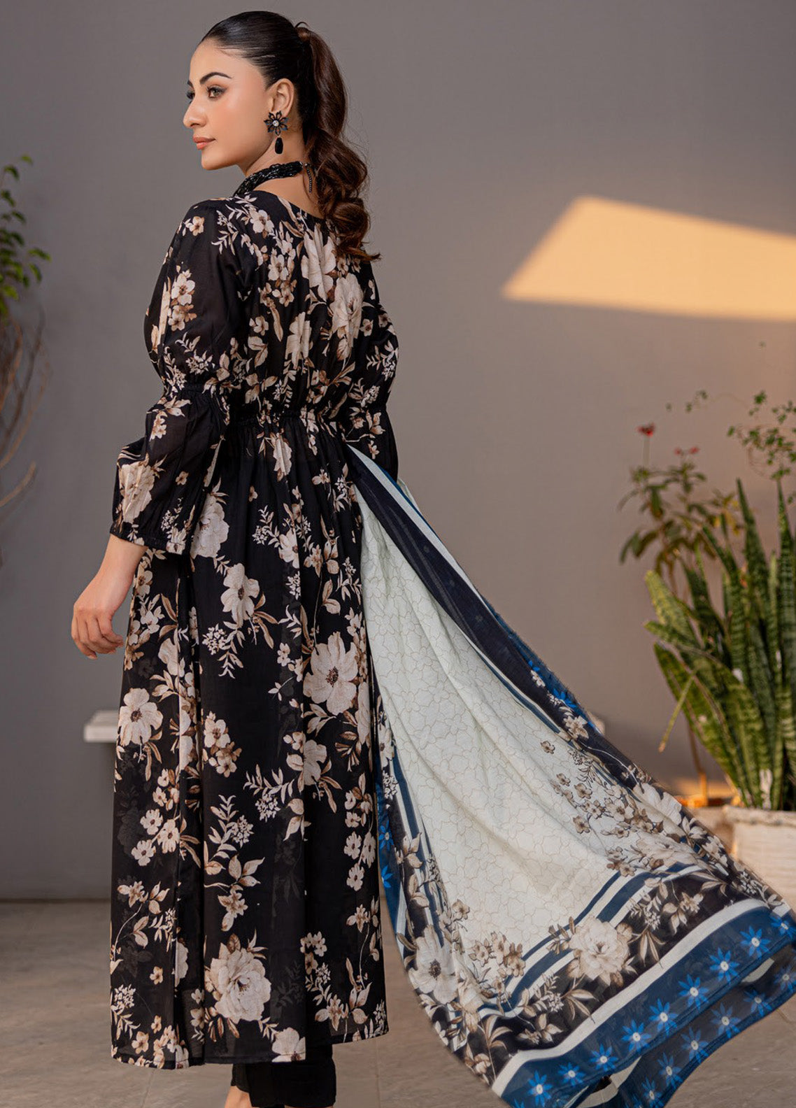 Motifz Classics Printed Lawn 3 Piece Unstitched Suit MT25CV3 D-05 Motifz Classics Printed Lawn 3 Piece Unstitched Suit MT25CV3 D-05
