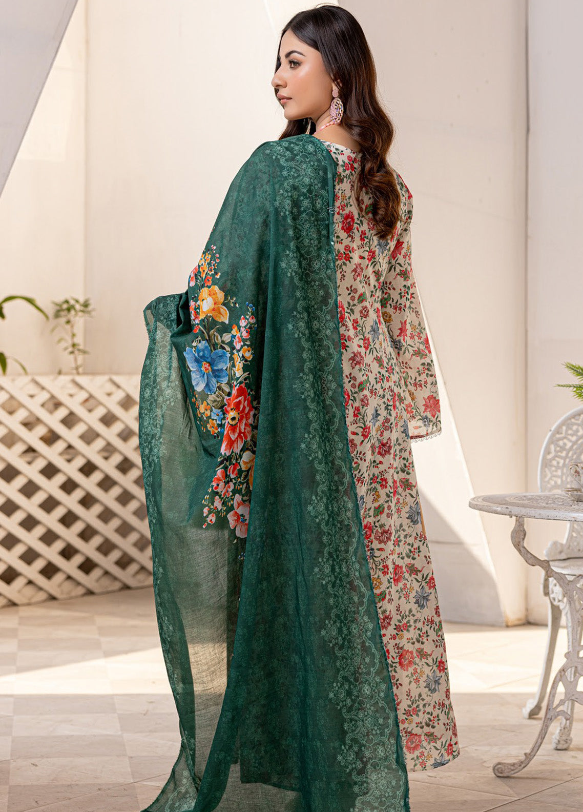 Motifz Classics Printed Lawn 3 Piece Unstitched Suit MT25CV3 D-08 Motifz Classics Printed Lawn 3 Piece Unstitched Suit MT25CV3 D-08