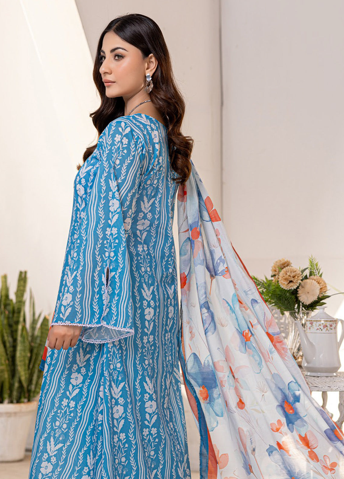Motifz Classics Printed Lawn 3 Piece Unstitched Suit MT25CV3 D-09 Motifz Classics Printed Lawn 3 Piece Unstitched Suit MT25CV3 D-09