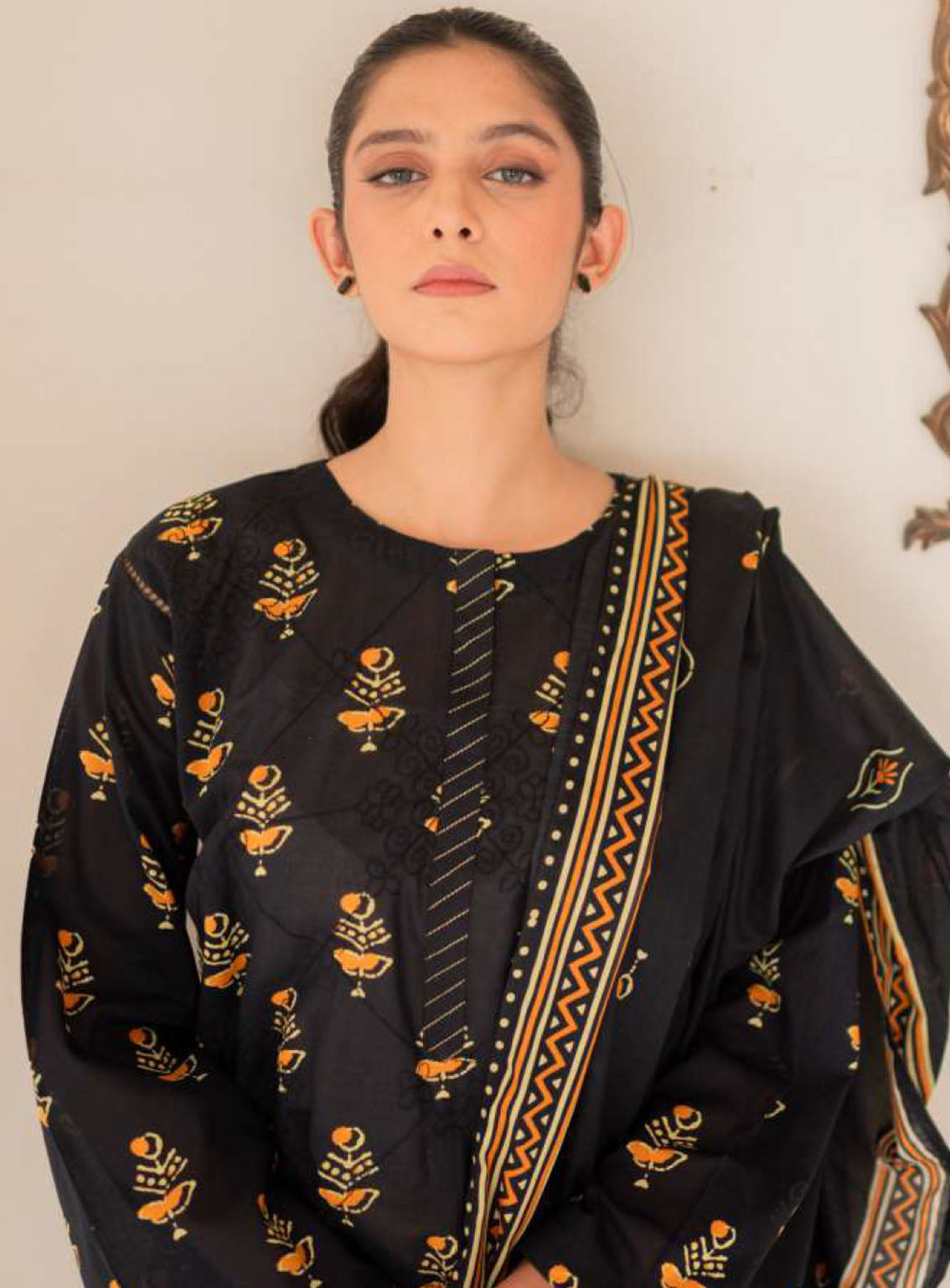 Naqsh By Rashid Textile Embroidered Lawn 3 Piece Unstitched Suit RT24NEL D-8490 Naqsh By Rashid Textile Embroidered Lawn 3 Piece Unstitched Suit RT24NEL D-8490