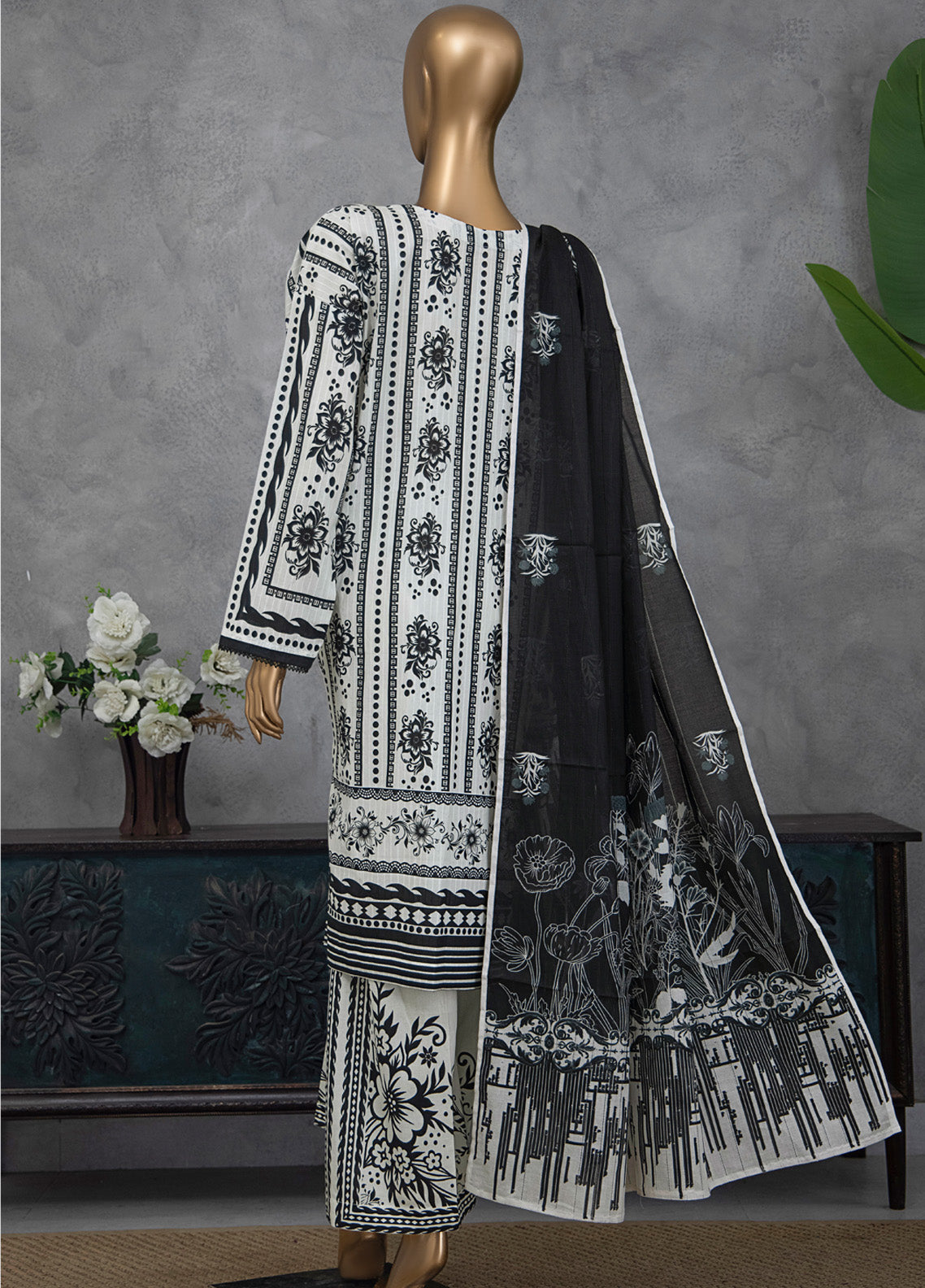 Nayab By HZ Textile Embroidered Lawn 3 Piece Unstitched Suit HZ25NEV3 NPE-01 Nayab By HZ Textile Embroidered Lawn 3 Piece Unstitched Suit HZ25NEV3 NPE-01