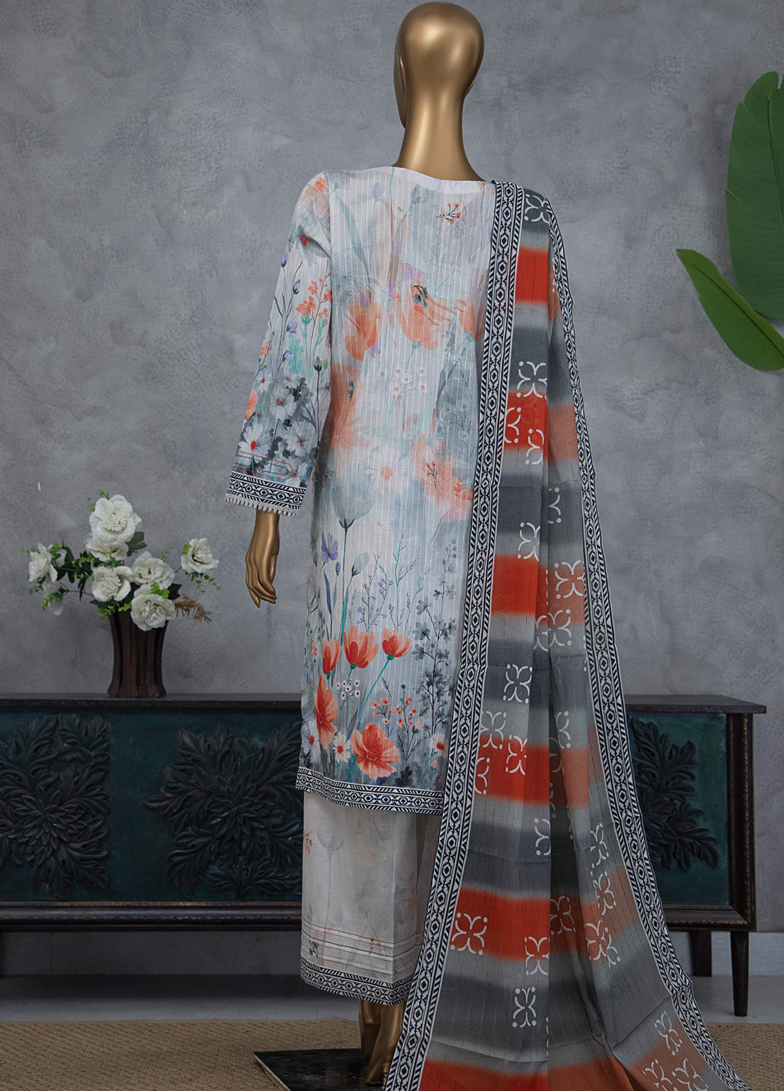 Nayab By HZ Textile Embroidered Lawn 3 Piece Unstitched Suit HZ25NEV3 NPE-04 Nayab By HZ Textile Embroidered Lawn 3 Piece Unstitched Suit HZ25NEV3 NPE-04