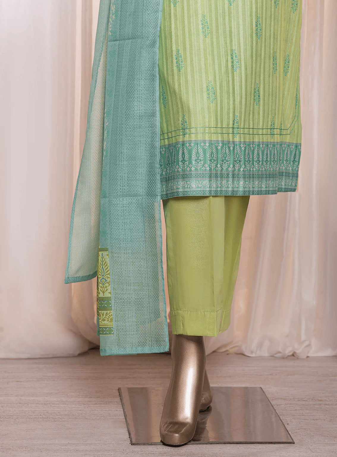 Ninokara By HZ Textile Digital Printed Lawn 3 Piece Unstitched Suit HZ24NK NP-208 Ninokara By HZ Textile Digital Printed Lawn 3 Piece Unstitched Suit HZ24NK NP-208