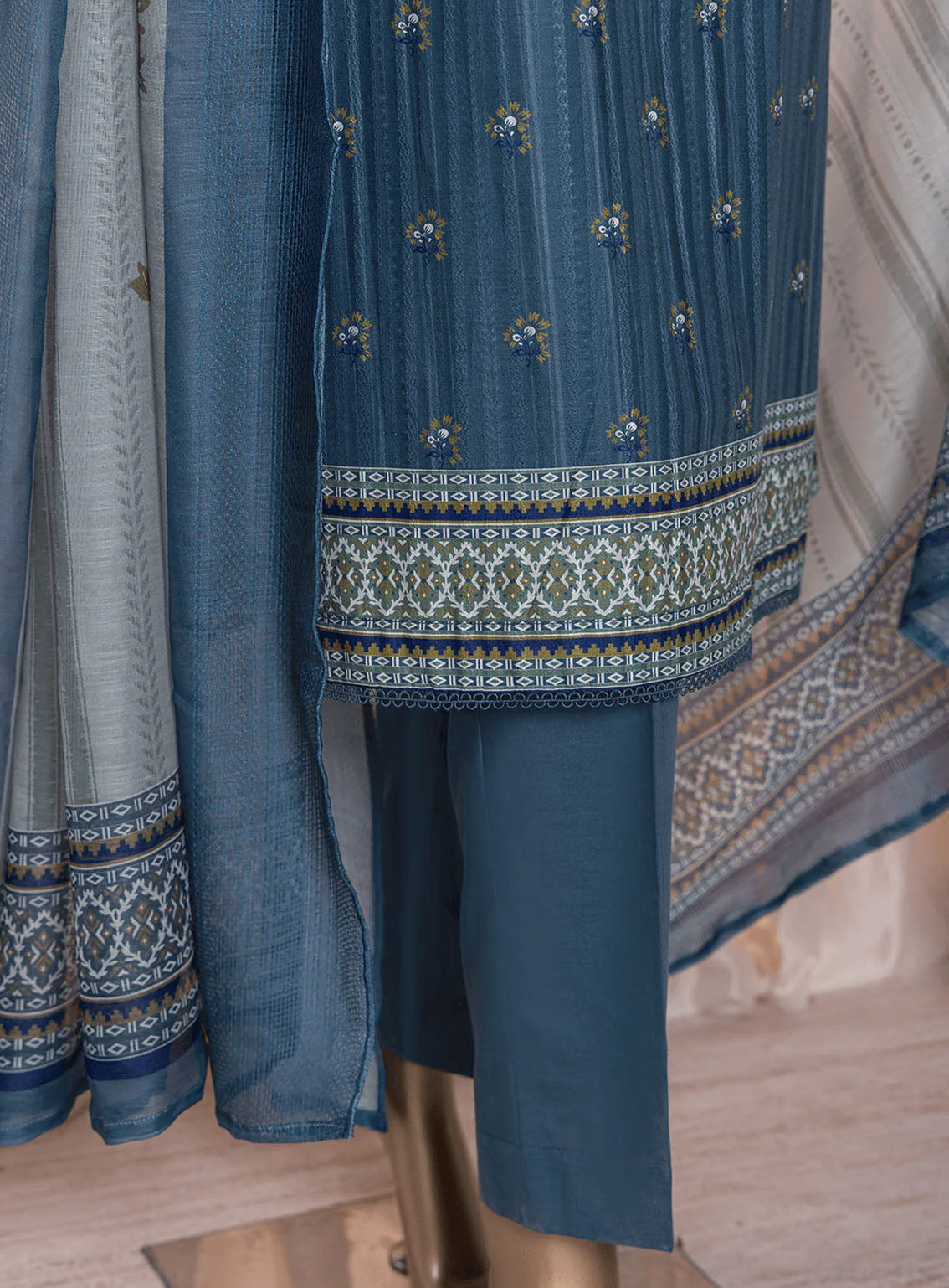 Ninokara By HZ Textile Digital Printed Lawn 3 Piece Unstitched Suit HZ24NK NP-210 Ninokara By HZ Textile Digital Printed Lawn 3 Piece Unstitched Suit HZ24NK NP-210